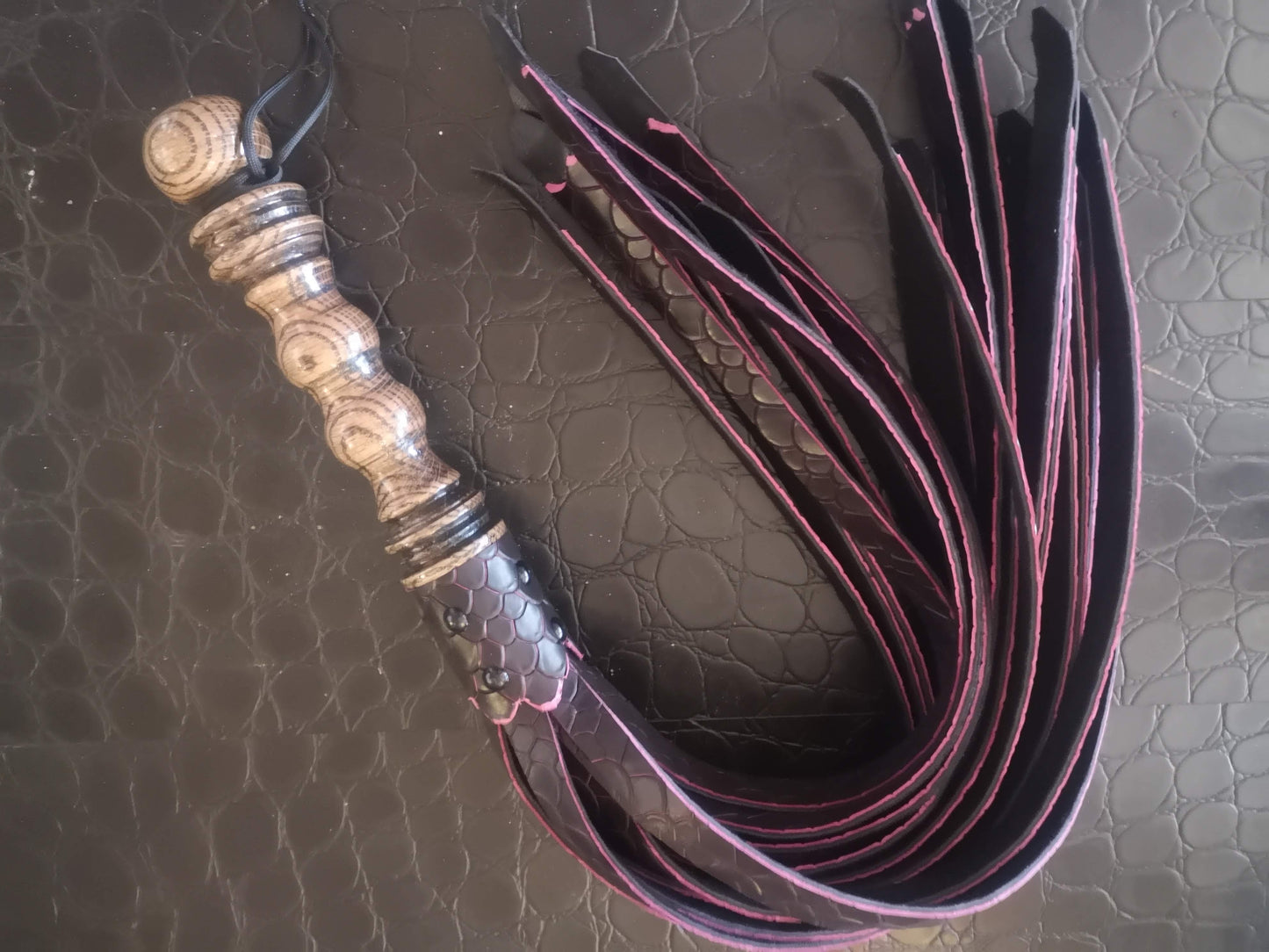 “Scaled” leather 2 ply flogger