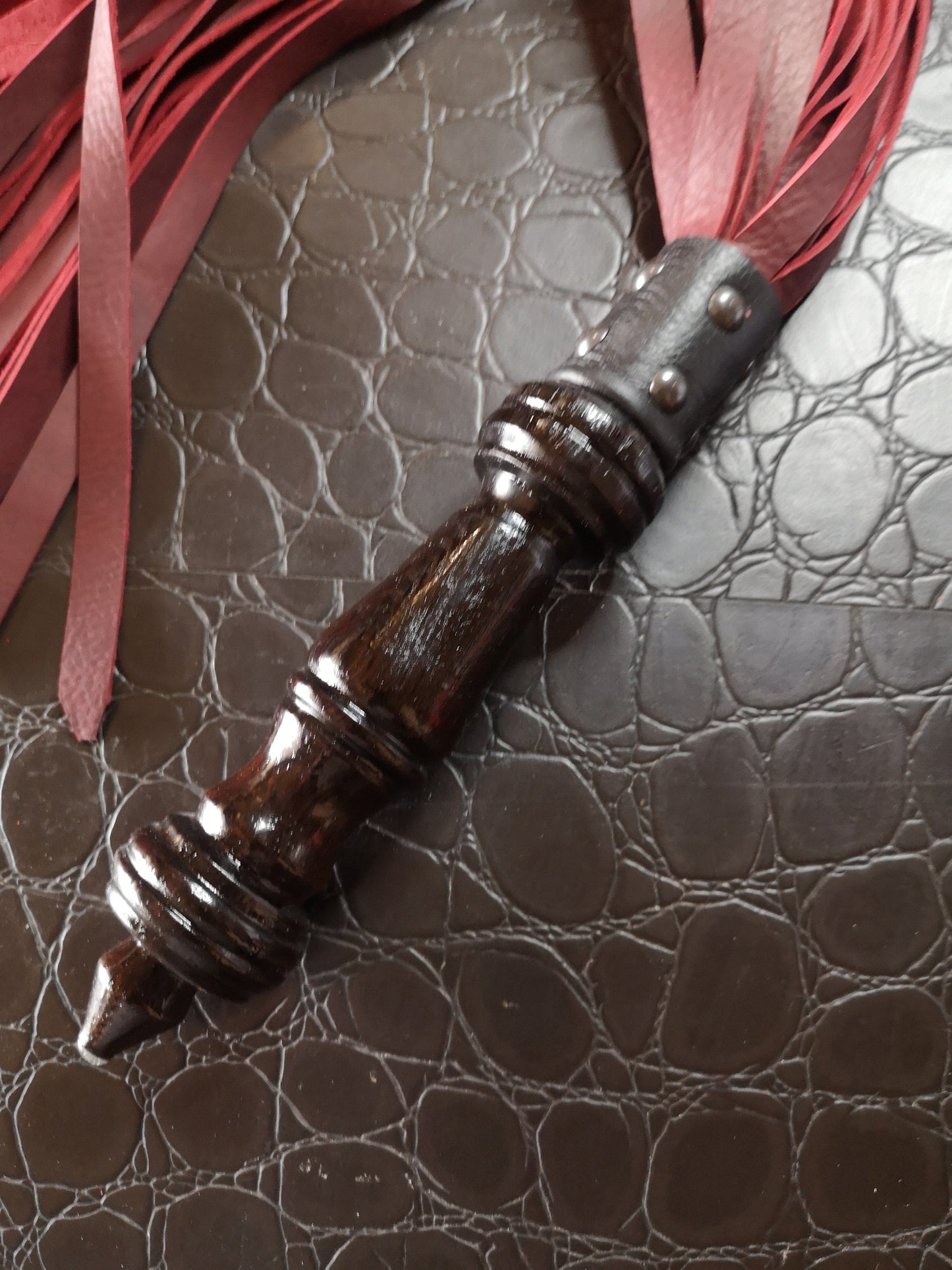 Single-ply dragon skin flogger