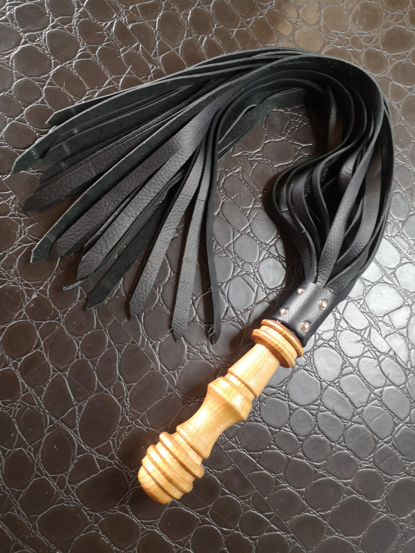 Single-ply dragon skin flogger