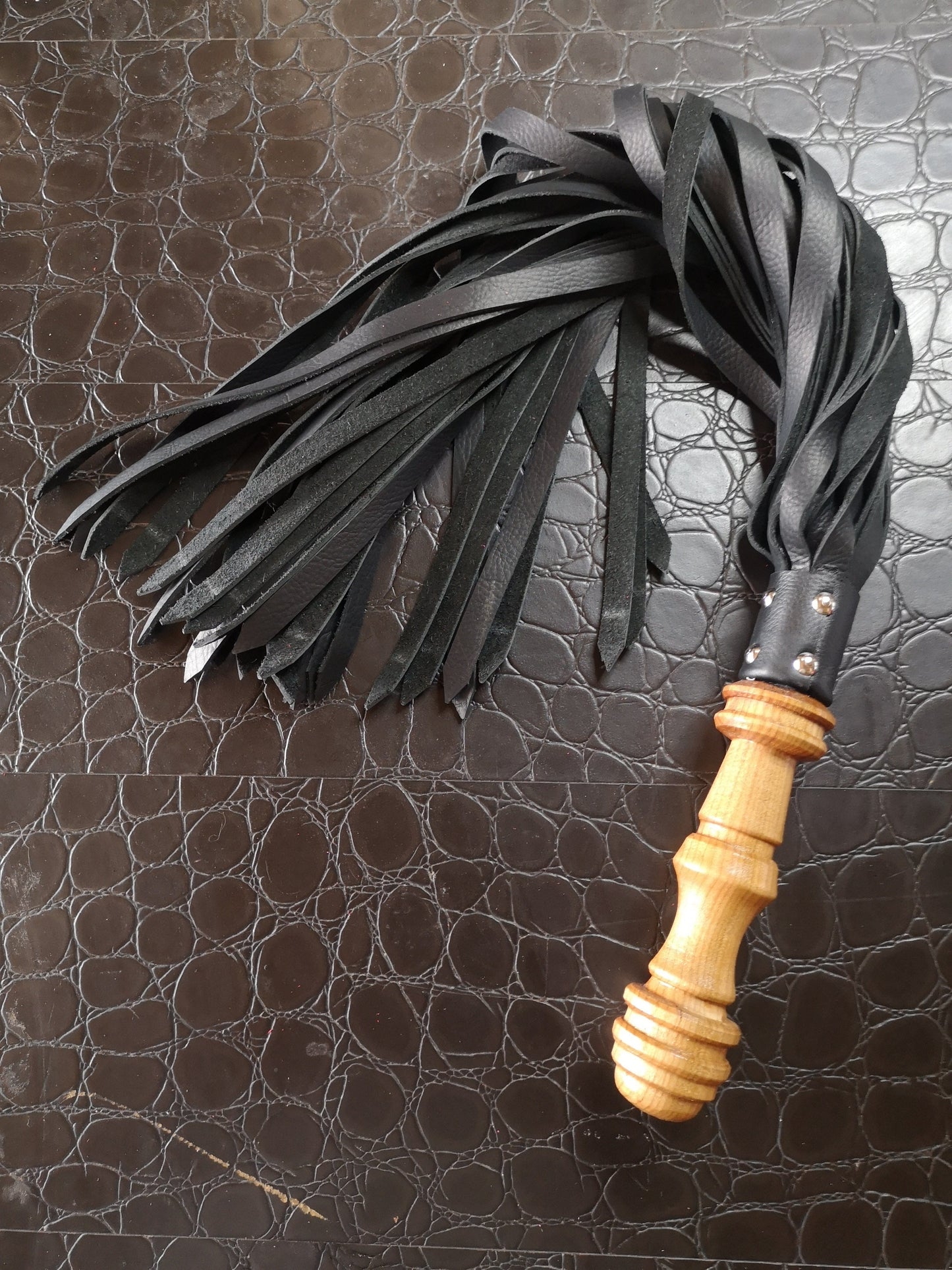 Single-ply dragon skin flogger