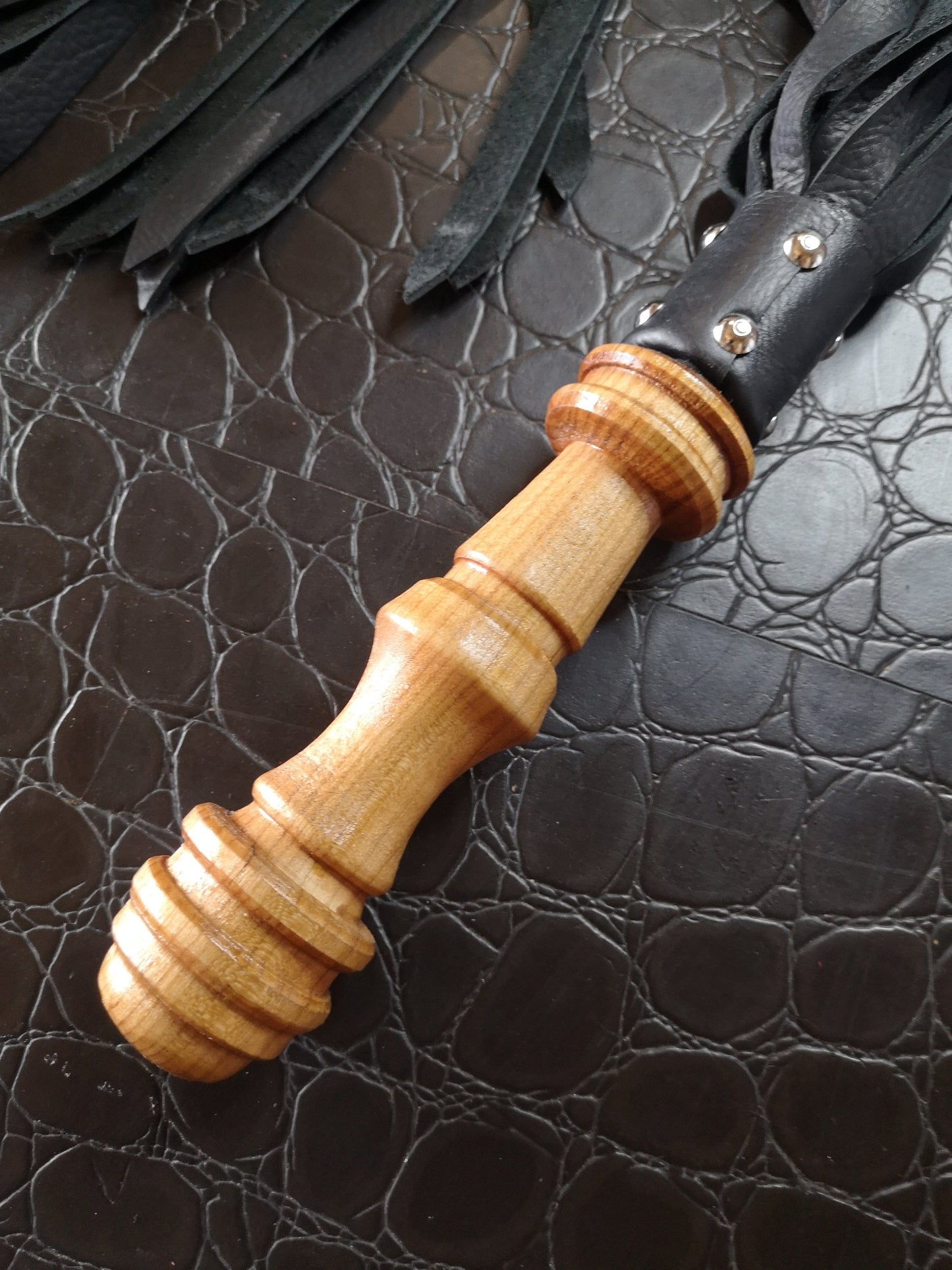 Single-ply dragon skin flogger