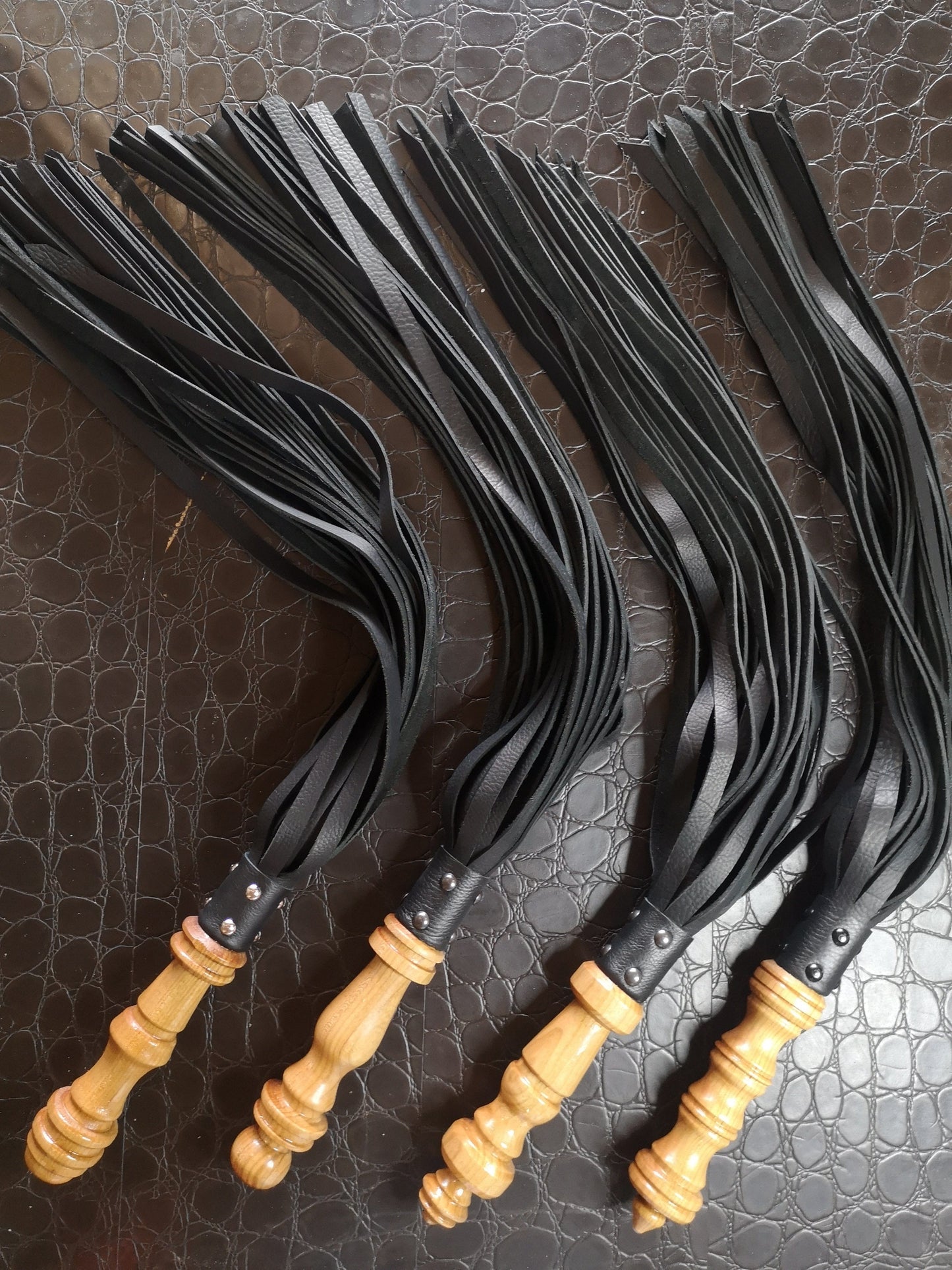 Single-ply dragon skin flogger