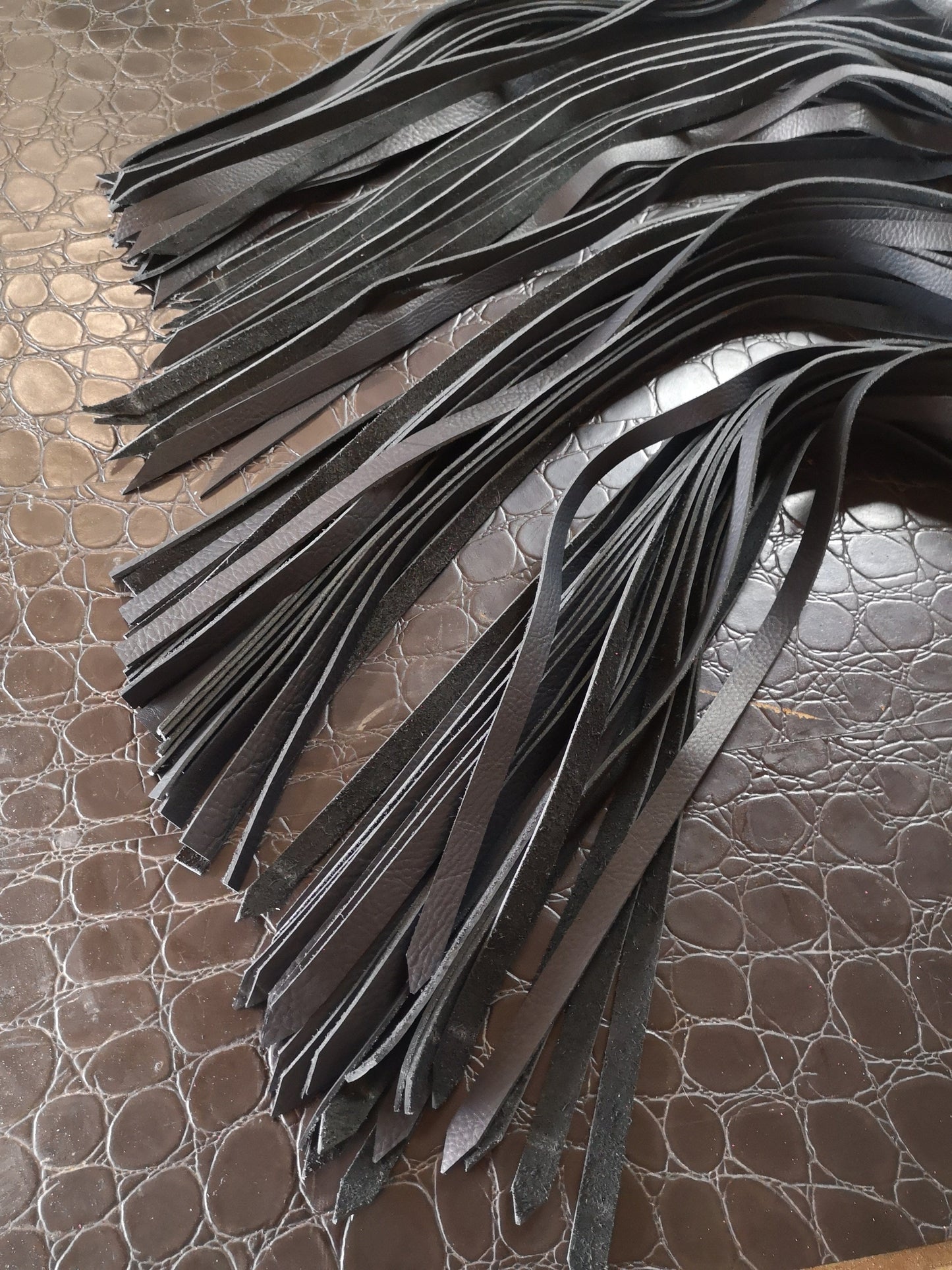 Single-ply dragon skin flogger